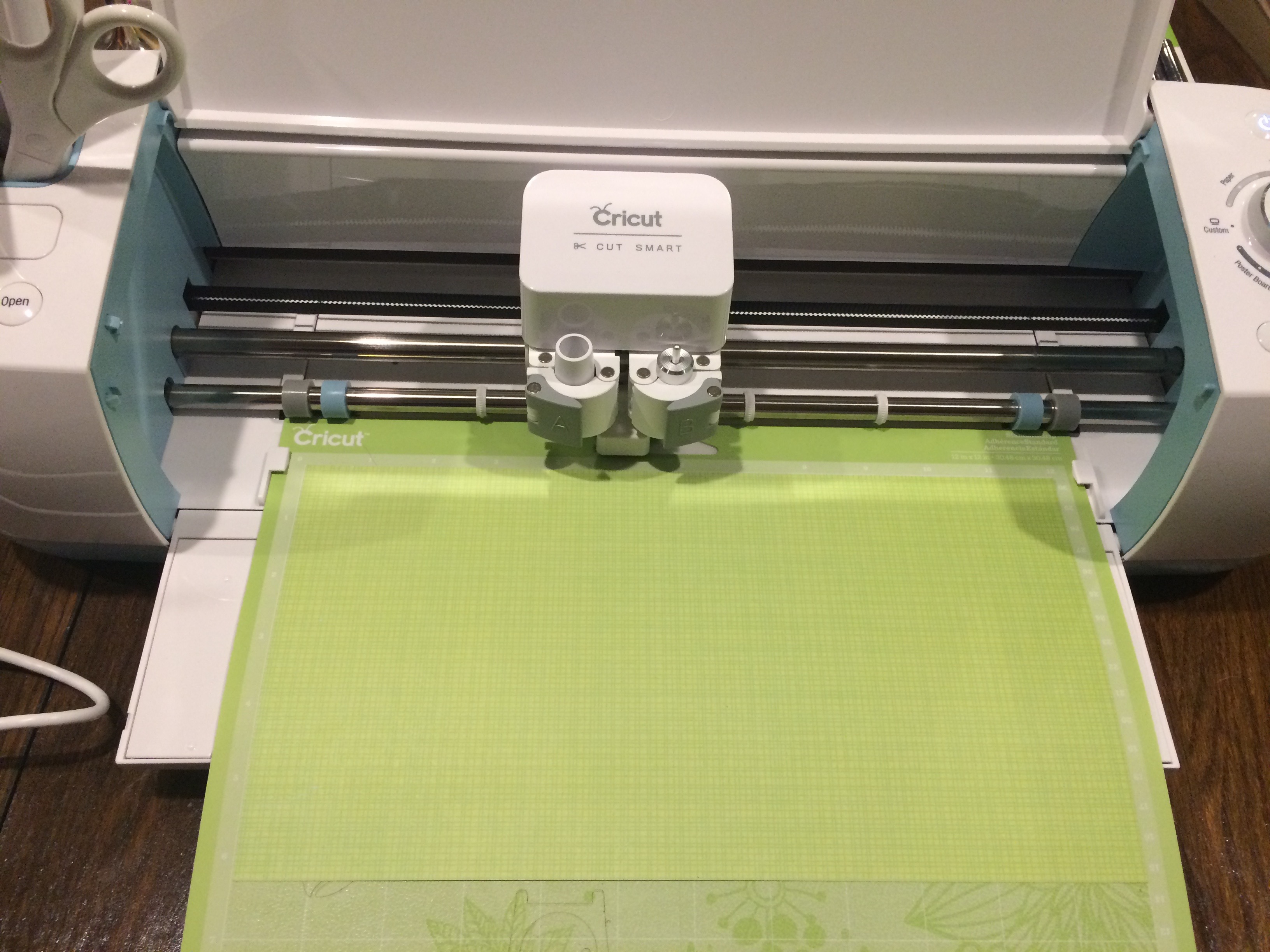 Using a Cricut Explore to craft DIY vinyl projects and homemade cards