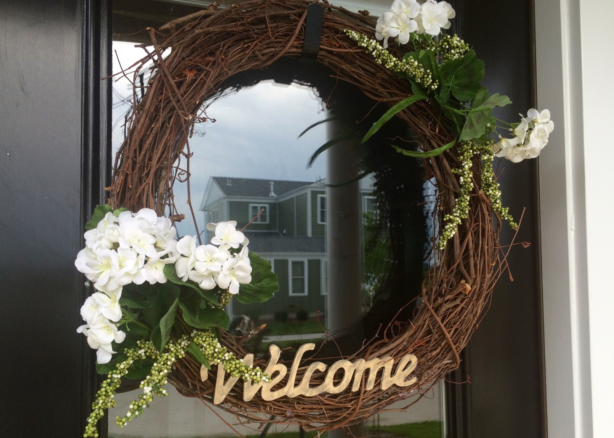 Easy Summer Welcome Wreath – DIY home decor and more at The Pike’s Place