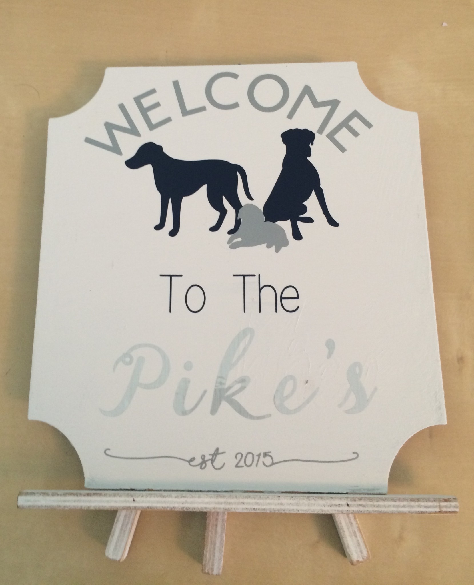 Incorporate Your Dogs into this DIY Welcome Sign for Home Entryway Using a Cricut Die Machine and Vinyl